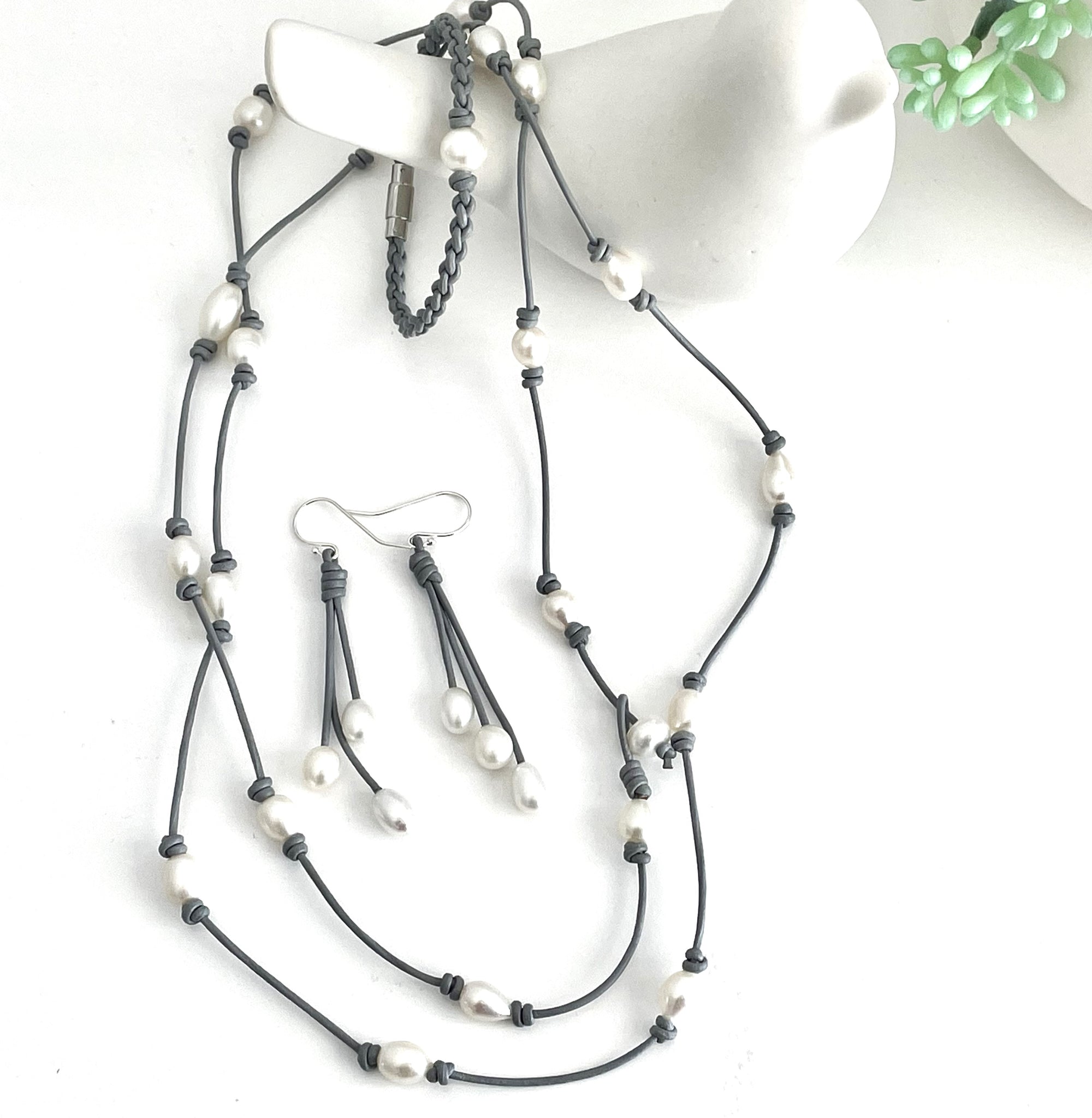 gift-set-necklace-dangle-earrings-leather-pearl