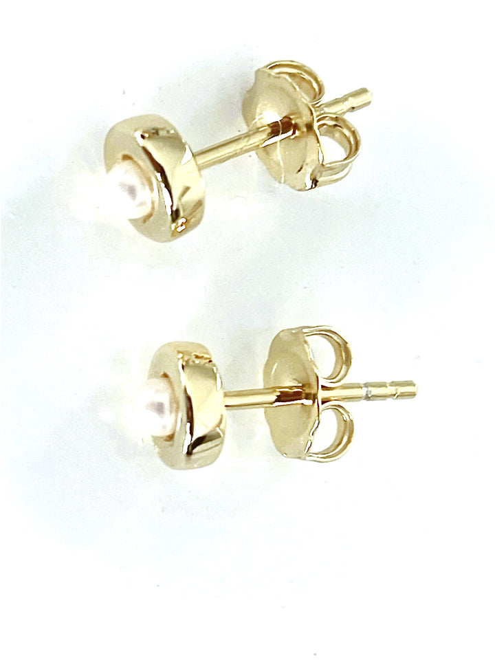 Tia Dainty Yellow Gold Pearl  Ring